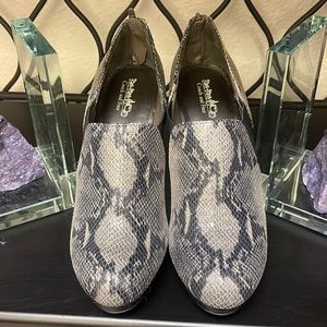 Coach Women’s Snakeskin Pumps, sz 9m, zippers back